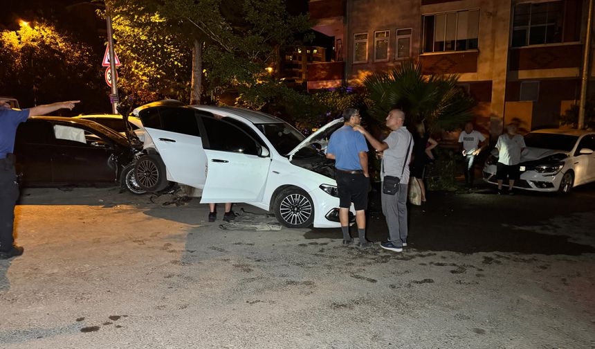 Bartın'da 3 araca çarpan otomobilin sürücüsü yaralandı