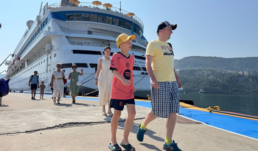 Rusya'dan 975 kruvaziyer yolcusu Amasra'ya geldi