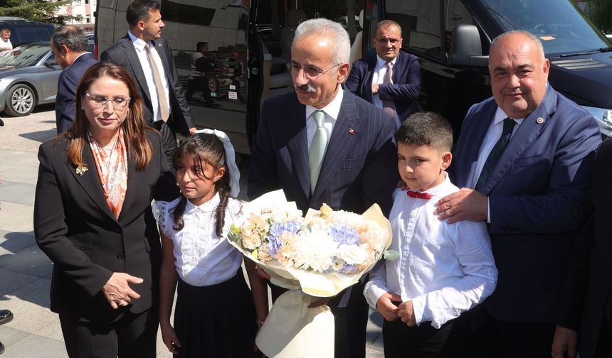 Ulaştırma ve Altyapı Bakanı Uraloğlu Bartın'da ziyaretlerde bulundu