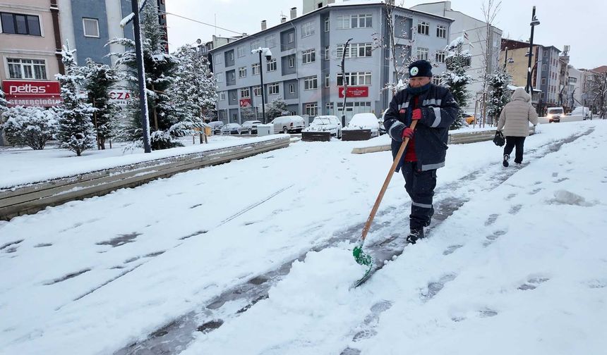 Bolu kent merkezinde kar kalınlığı 10 santimetreyi ulaştı