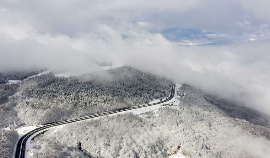 Bolu Dağı’nda sis ve kar bir araya geldi