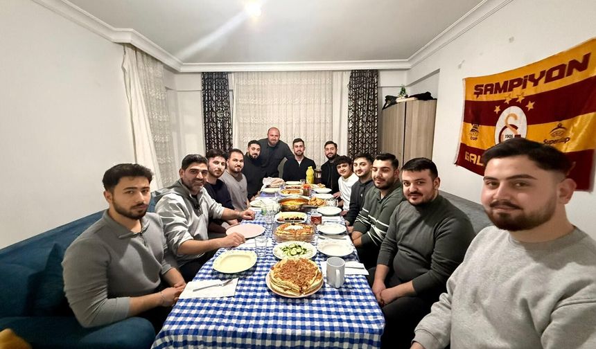 AK Parti Karabük İl Başkanı Salt, sahurda öğrencilerle buluştu