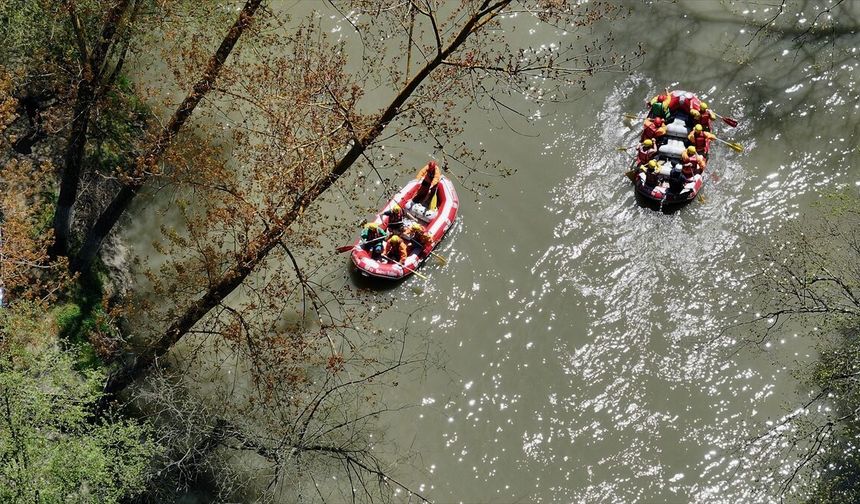Maceraseverler hafta sonunun tadını Melen Çayı'nda rafting yaparak çıkardı