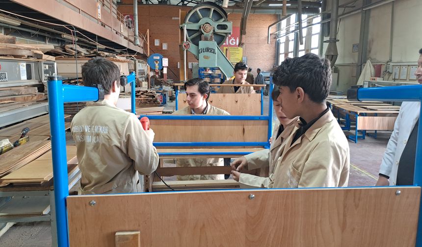 Sakarya'da meslek lisesi öğrencileri üreterek öğreniyor