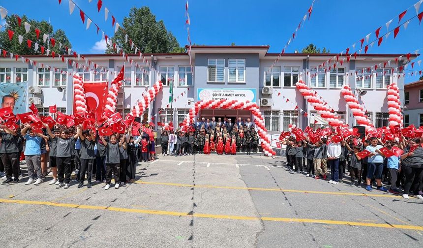 Sakarya'da öğrenciler karne sevinci yaşadı