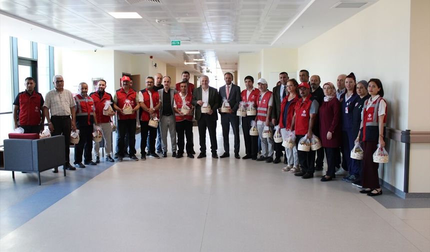 Kastamonu'da vakfın hayır şartı kapsamında hastalara meyve ikram edildi