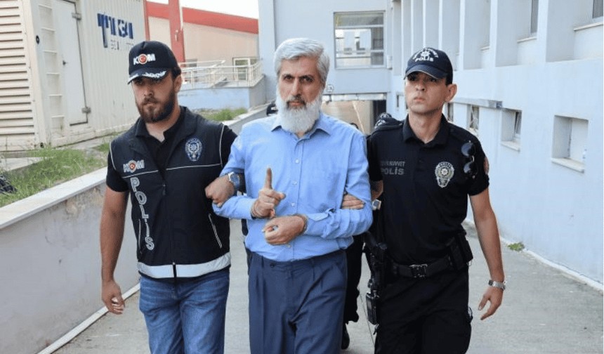 Alparslan Kuytul, kendinden habersiz hareket eden üyesinin sırtında sopa kırmış