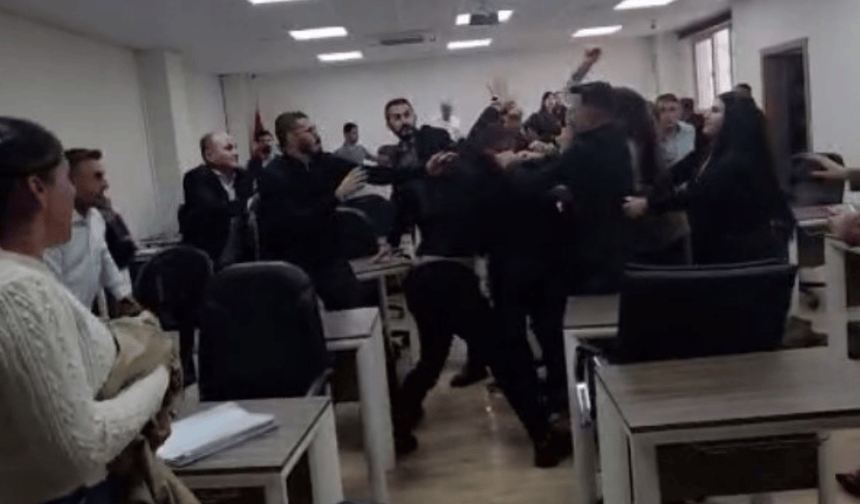 Meclis toplantısında Başkan yardımcısına saldırı