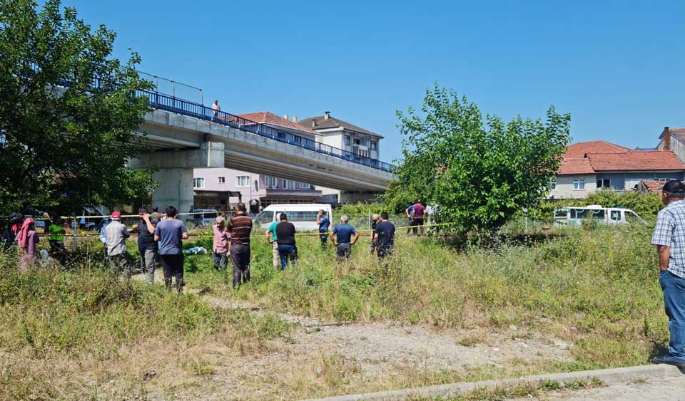 Demir Yolundan Karşıya Geçmek İsteyen Kadına Yük Treni Çarptı - Köroğlu