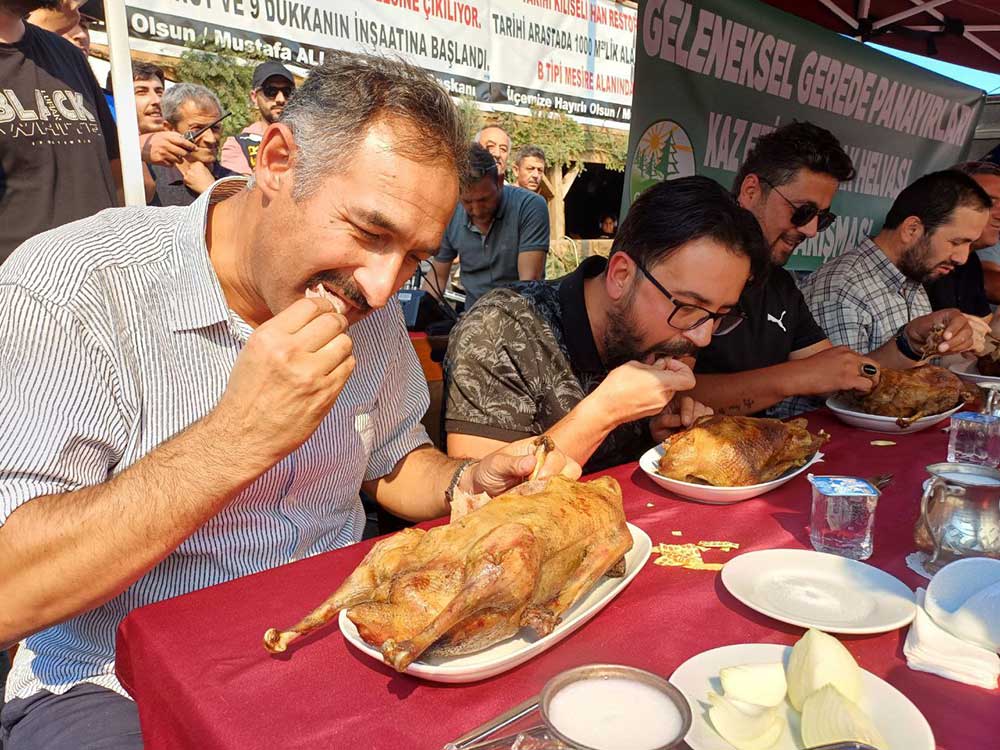 Gerede Panayırı'nda kaz yeme yarışması yapıldı