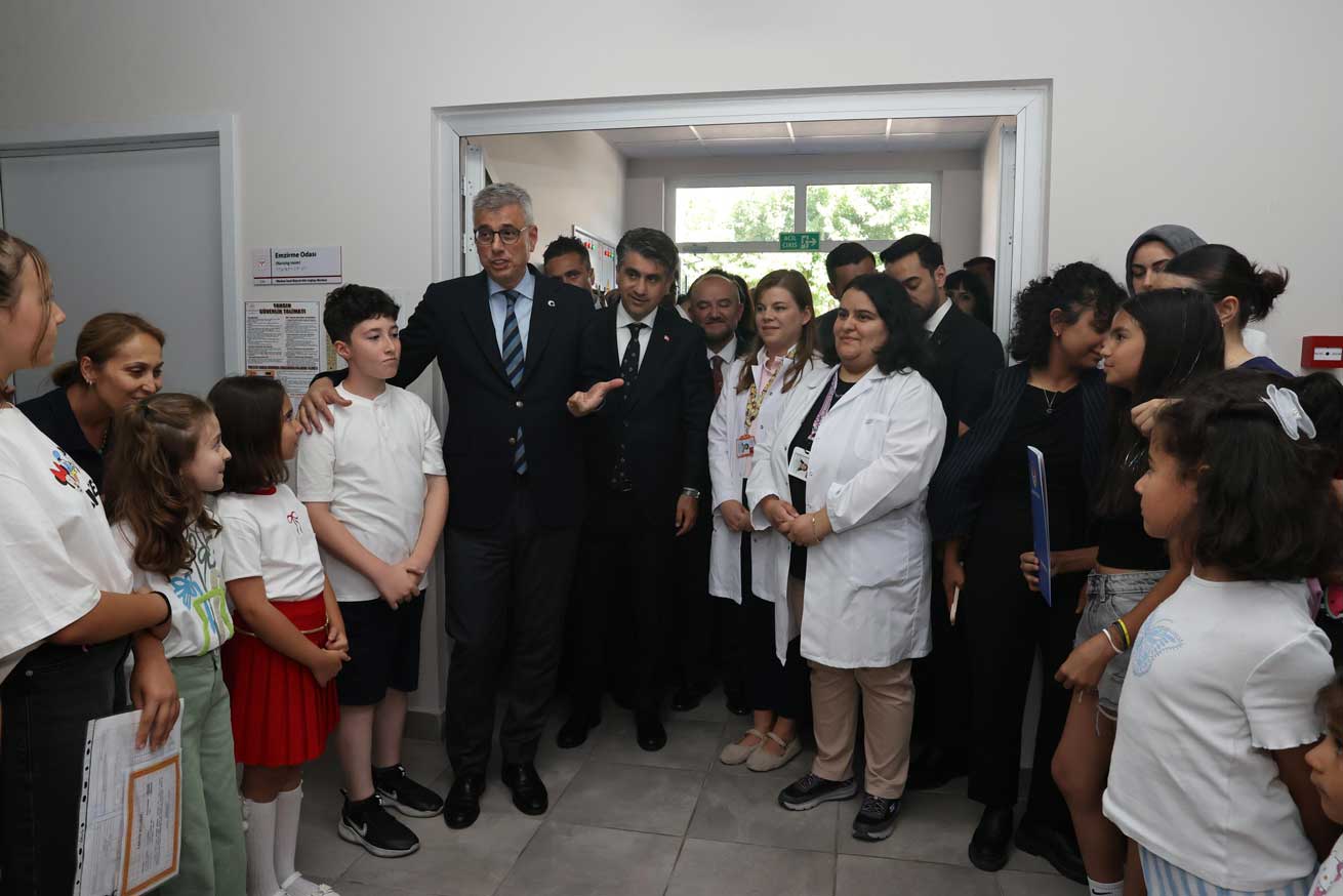 Bakan Memişoğlu, Çocuklarla
