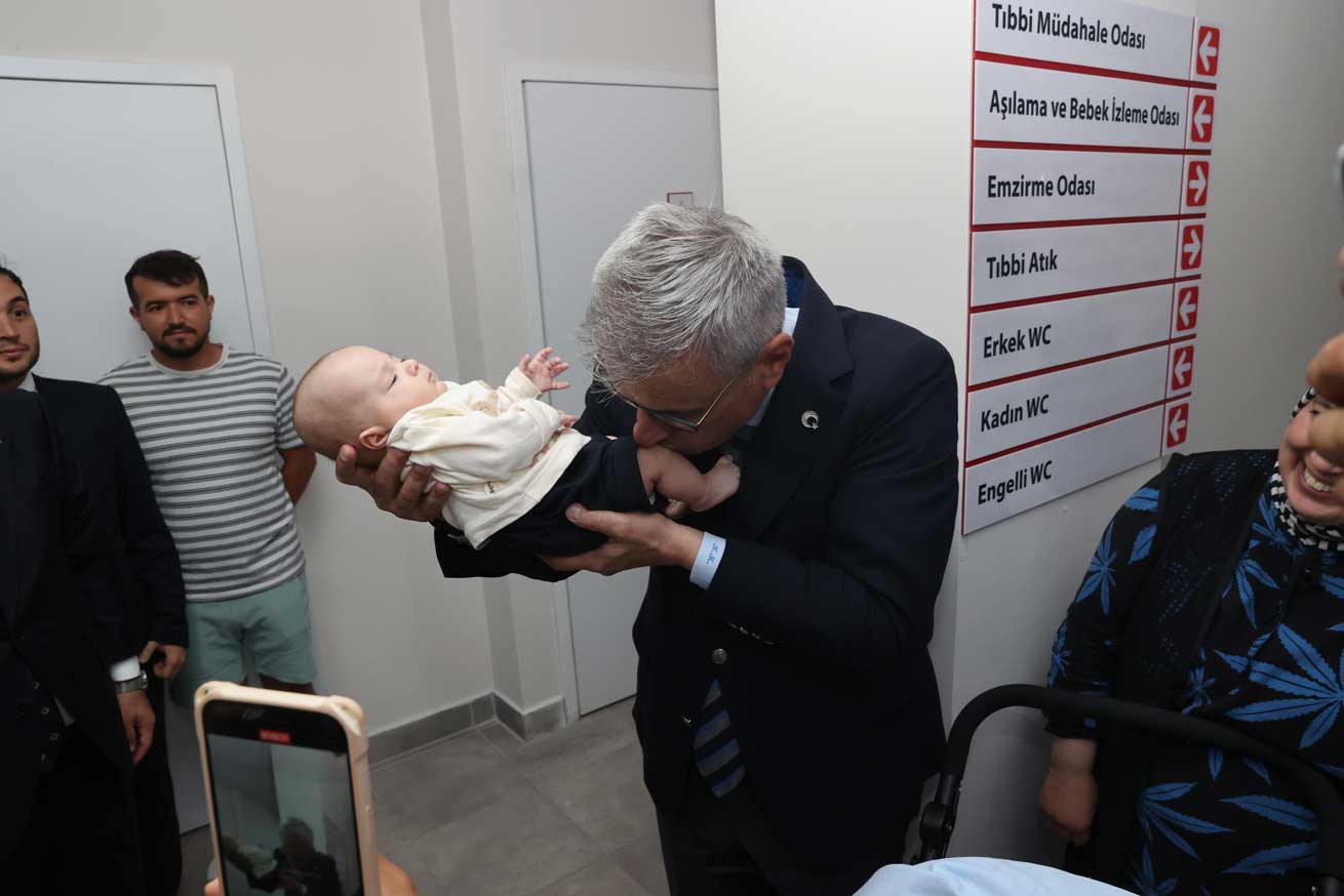 Bakan Memişoğlu, Küçük Bebeği Dizinden Öptü