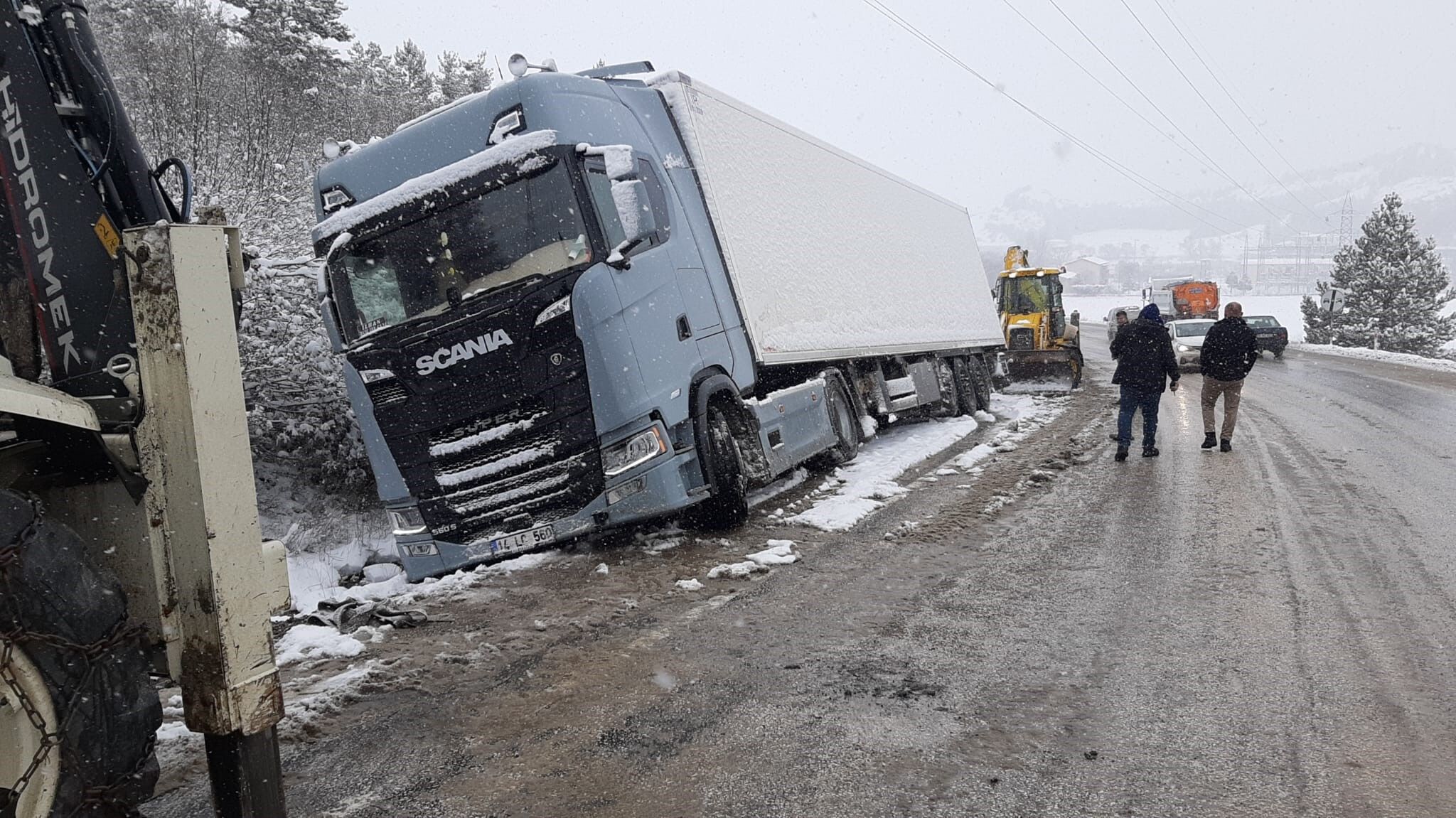 Bolu Karlı Yol Tır Kaza (1)