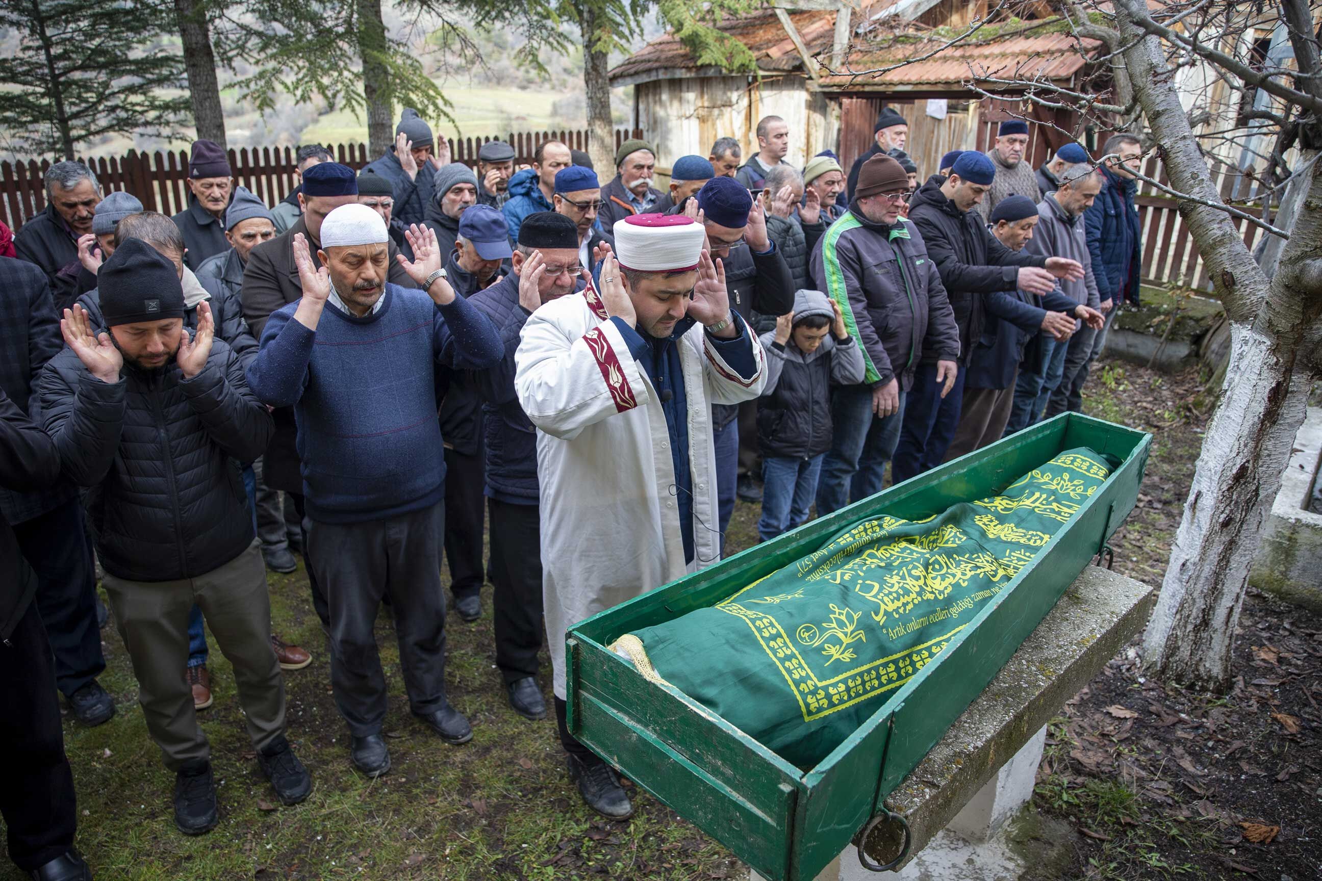 Ali Dede, Defnedildi (1)