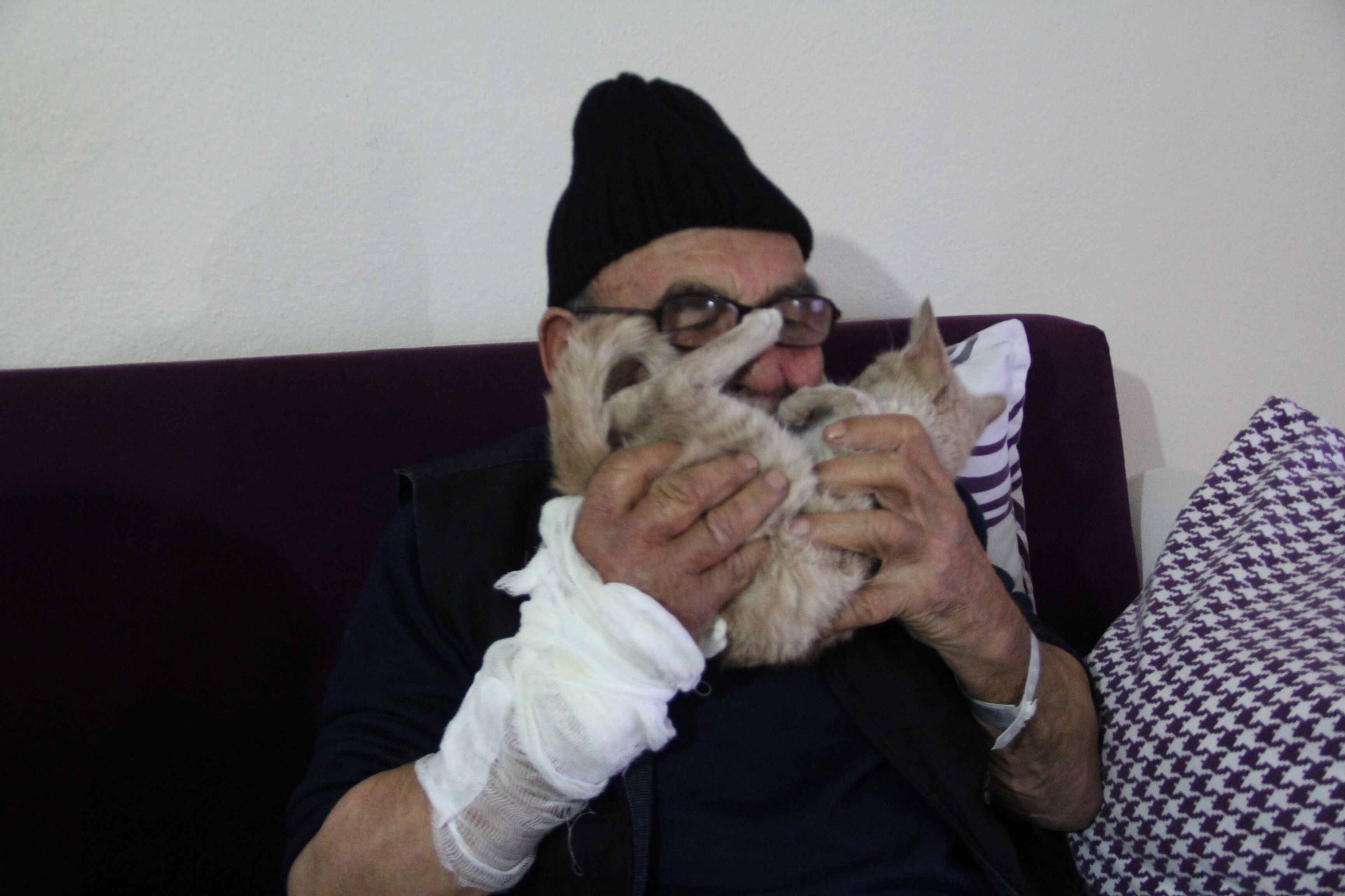 Bolu’da Yanan Evinin Önünde Kedisine Sarıldığı Fotoğrafla Hafızalara Kazınmıştı Ali Meşe Vefat Etti (2)