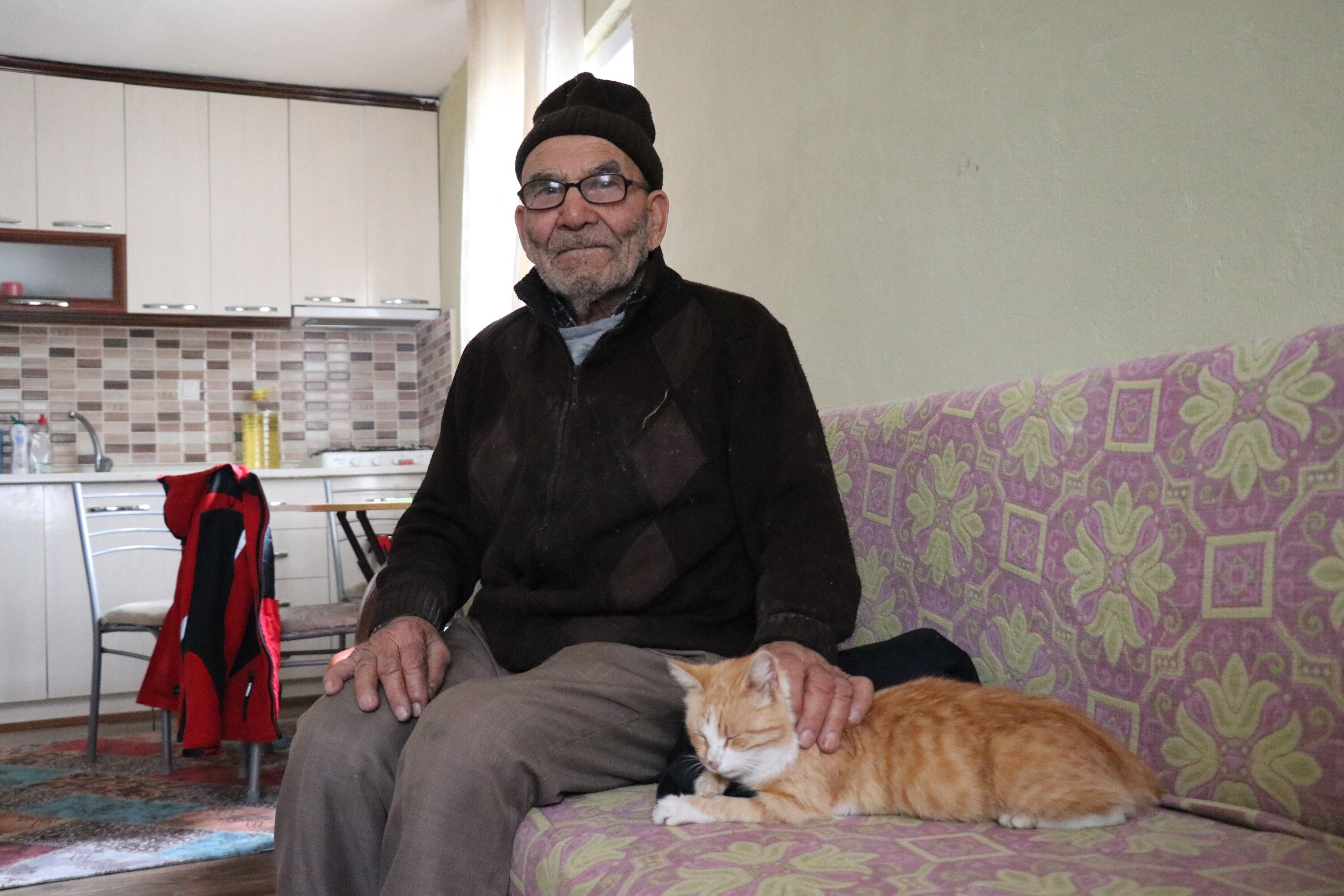 Bolu’da Yanan Evinin Önünde Kedisine Sarıldığı Fotoğrafla Hafızalara Kazınmıştı Ali Meşe Vefat Etti (3)