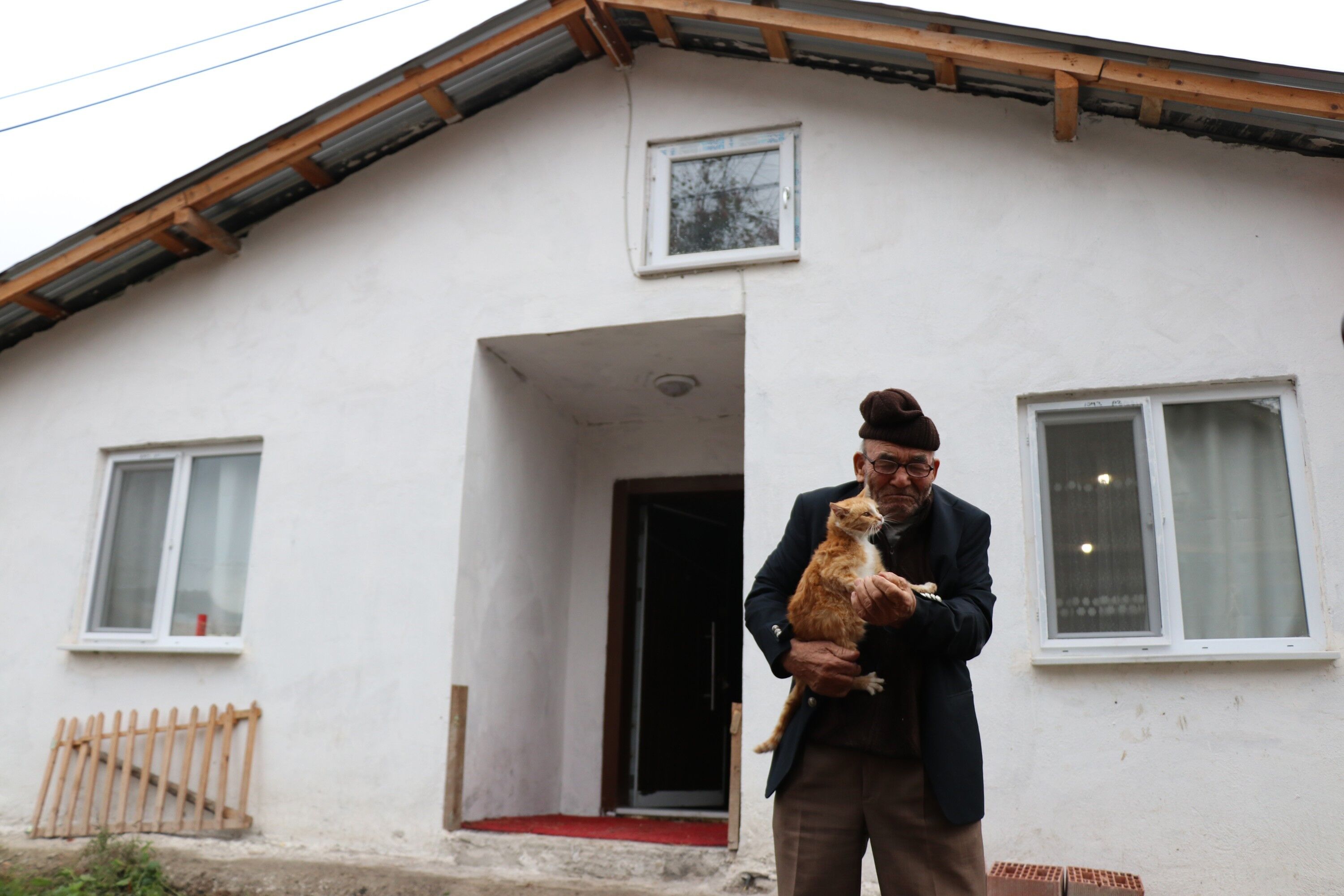 Bolu’da Yanan Evinin Önünde Kedisine Sarıldığı Fotoğrafla Hafızalara Kazınmıştı Ali Meşe Vefat Etti (4)
