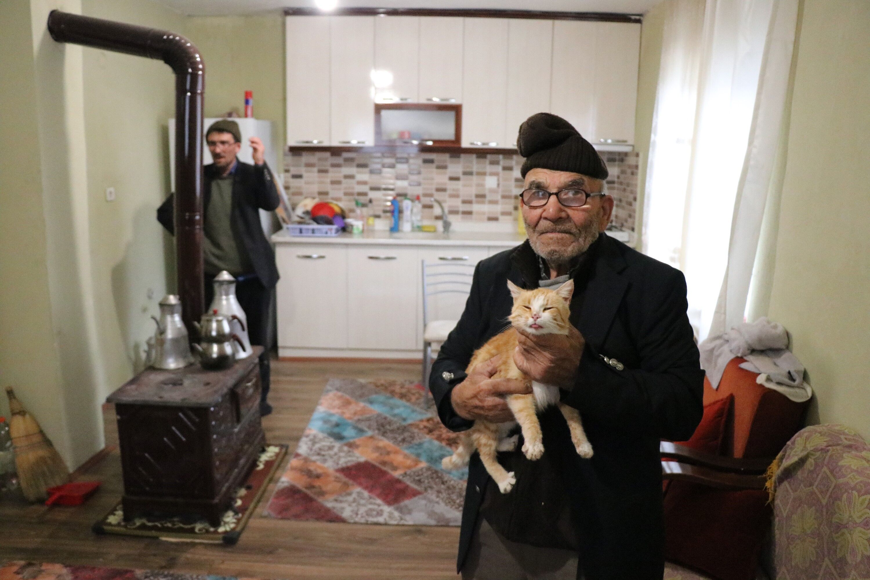 Bolu’da Yanan Evinin Önünde Kedisine Sarıldığı Fotoğrafla Hafızalara Kazınmıştı Ali Meşe Vefat Etti (5)