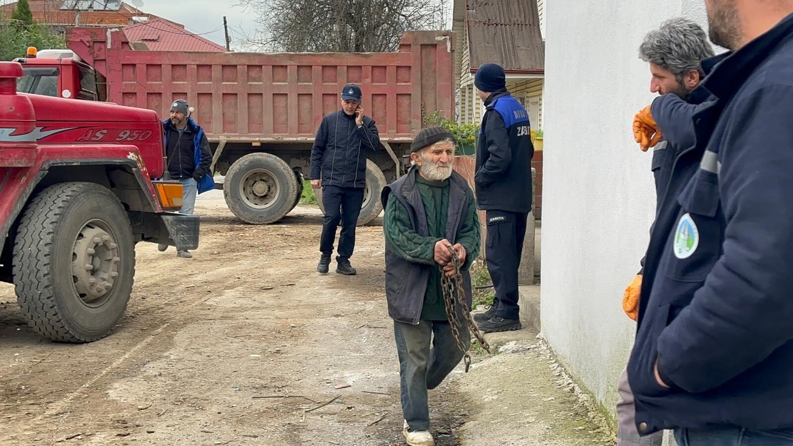 20 Kamyon Dolusu Çöpü 25 Yılda Evinde Biriktirmiş (4)