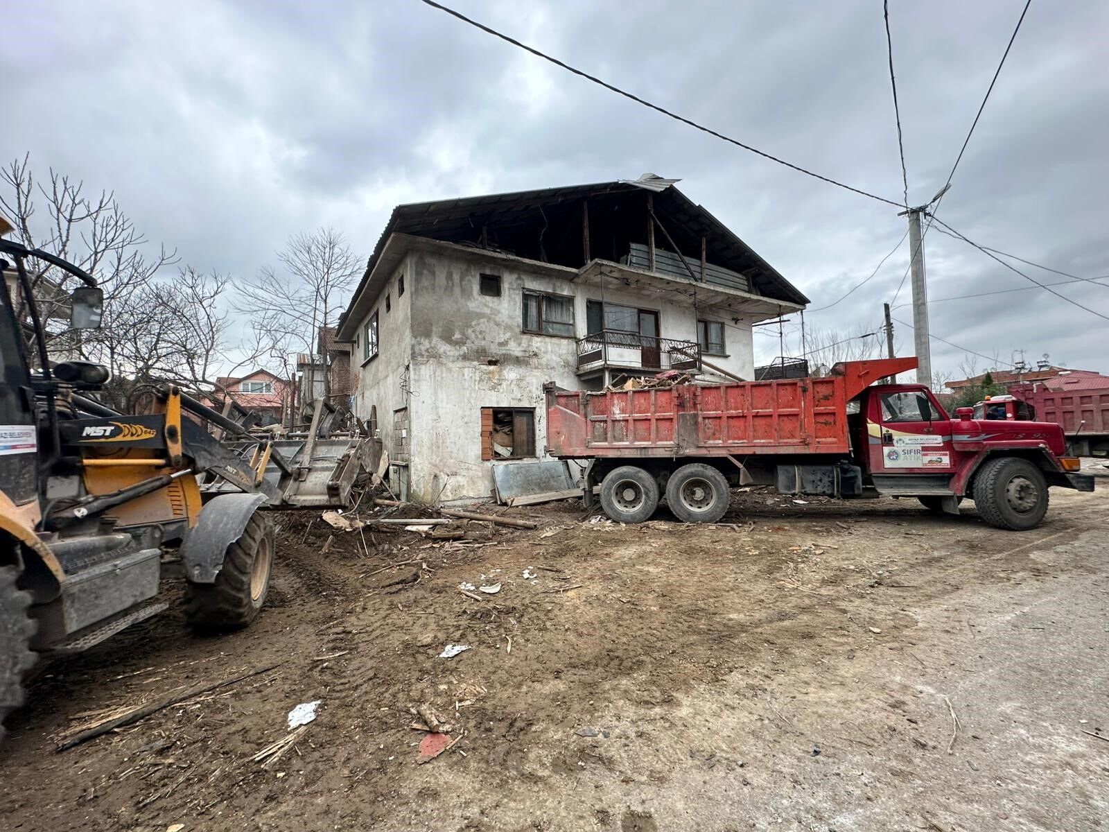 20 Kamyon Dolusu Çöpü 25 Yılda Evinde Biriktirmiş (5)