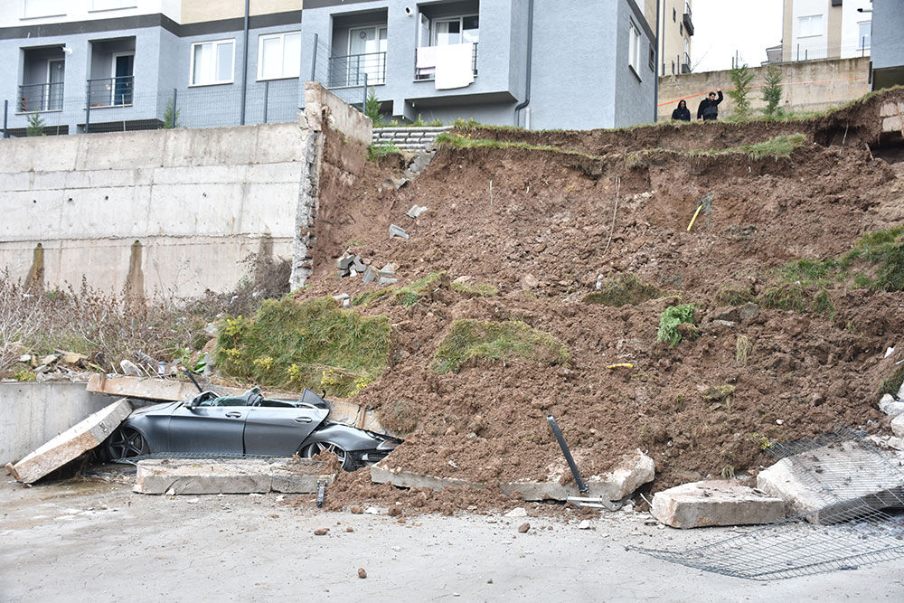 İstinat Duvarı Çöktü, 3 Bina Boşaltıldı (1)