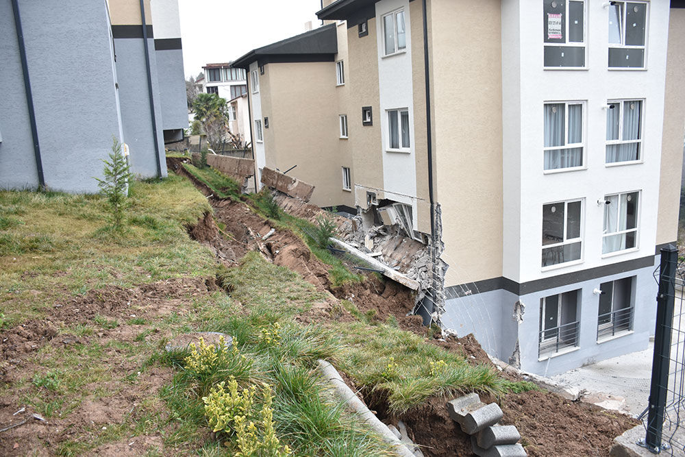 İstinat Duvarı Çöktü, 3 Bina Boşaltıldı (3)