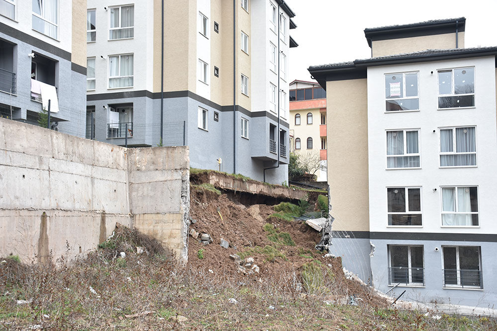 İstinat Duvarı Çöktü, 3 Bina Boşaltıldı (5)