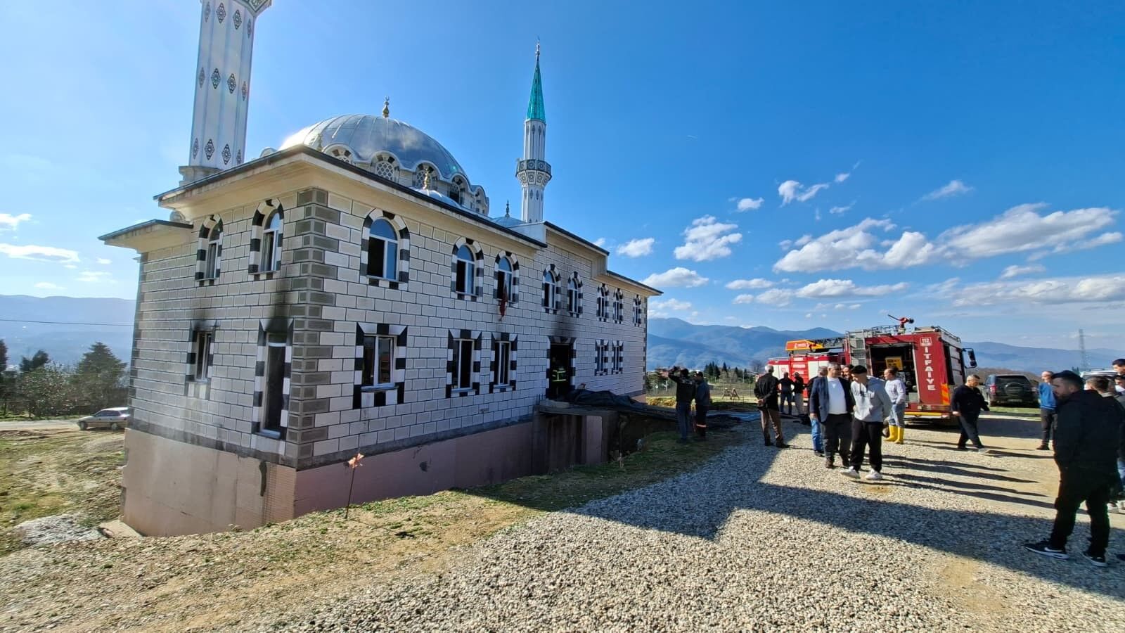Yeni Açılan Cami Yandı (2)