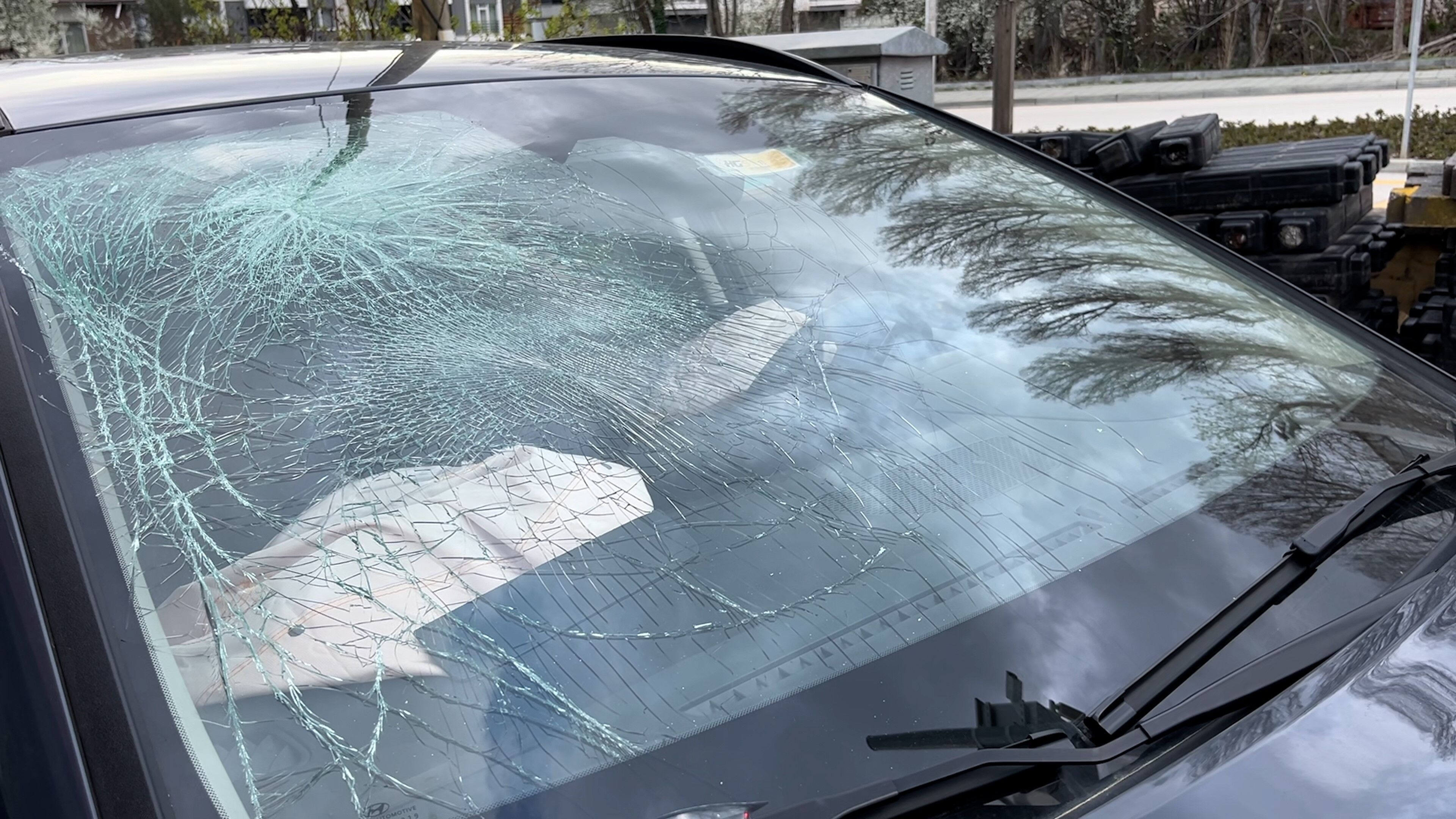 Bolu'da Aydınlatma Direğine Çarpan Otomobil Kamerada (3)