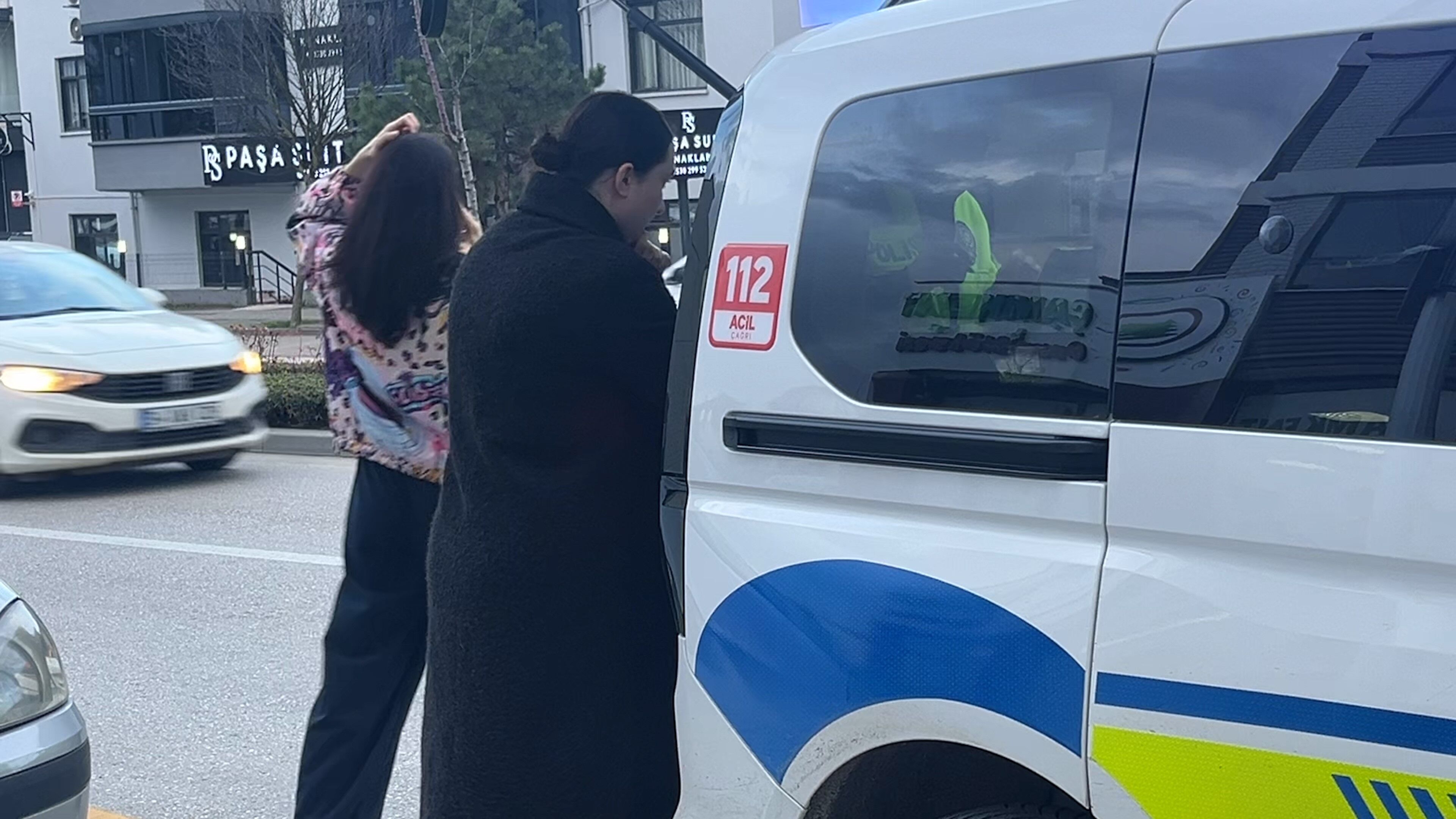 Bolu'da Aydınlatma Direğine Çarpan Otomobil Kamerada (4)