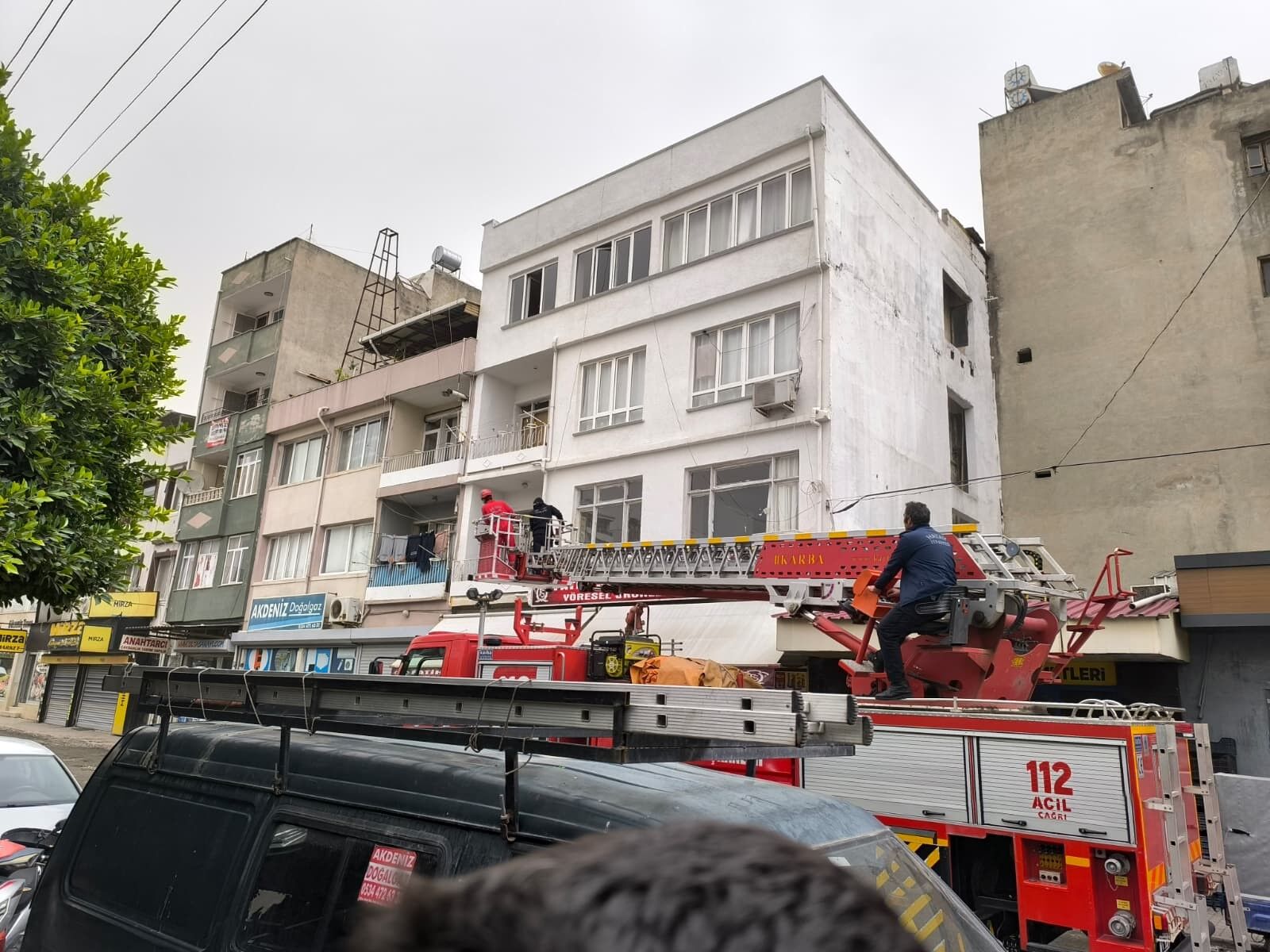 Bolu'da Aydınlatma Direğine Çarpan Otomobil Kamerada (5)