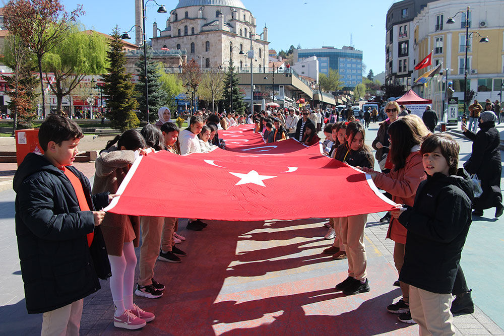 Bolu’da Ilkokul Öğrencileri 200 Metrelik Türk Bayrağı Taşıdı10