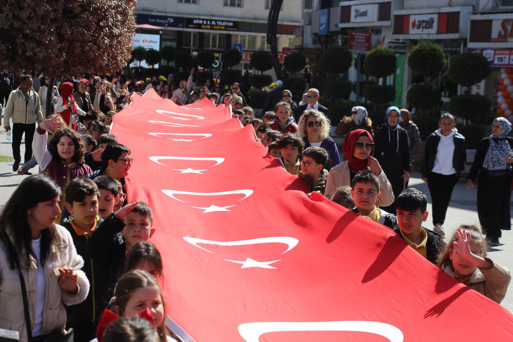 Bolu’da Ilkokul Öğrencileri 200 Metrelik Türk Bayrağı Taşıdı2