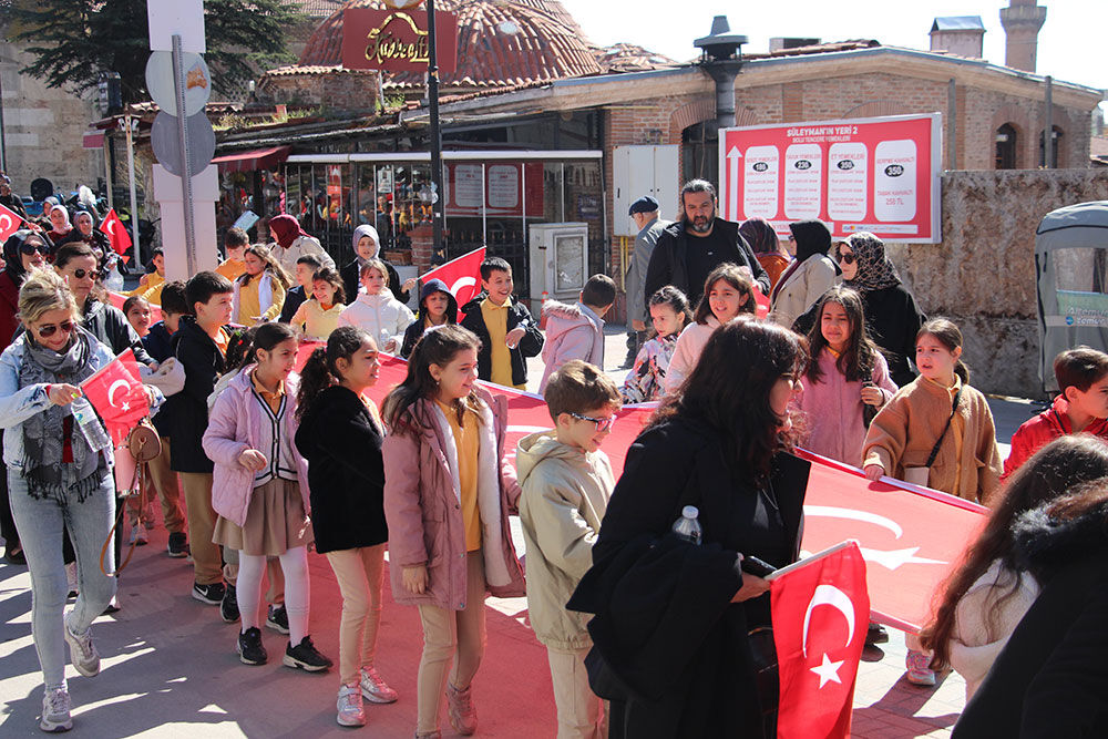 Bolu’da Ilkokul Öğrencileri 200 Metrelik Türk Bayrağı Taşıdı4