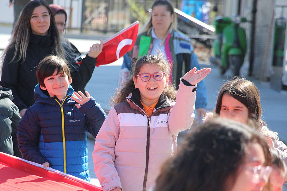 Bolu’da Ilkokul Öğrencileri 200 Metrelik Türk Bayrağı Taşıdı6