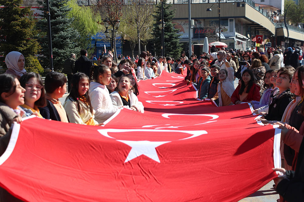 Bolu’da Ilkokul Öğrencileri 200 Metrelik Türk Bayrağı Taşıdı9
