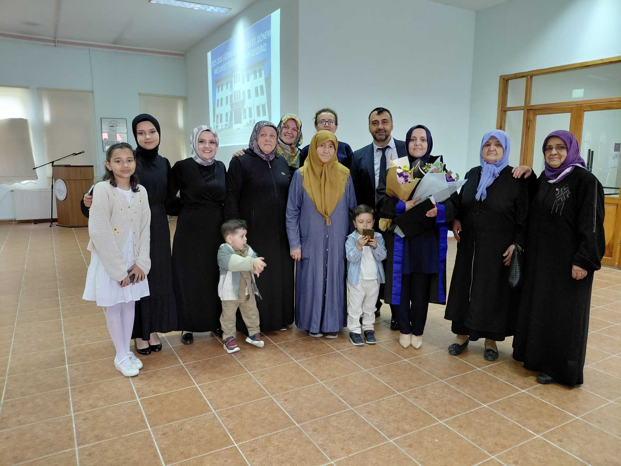 3 Çocuk Annesi Mezuniyet (3)