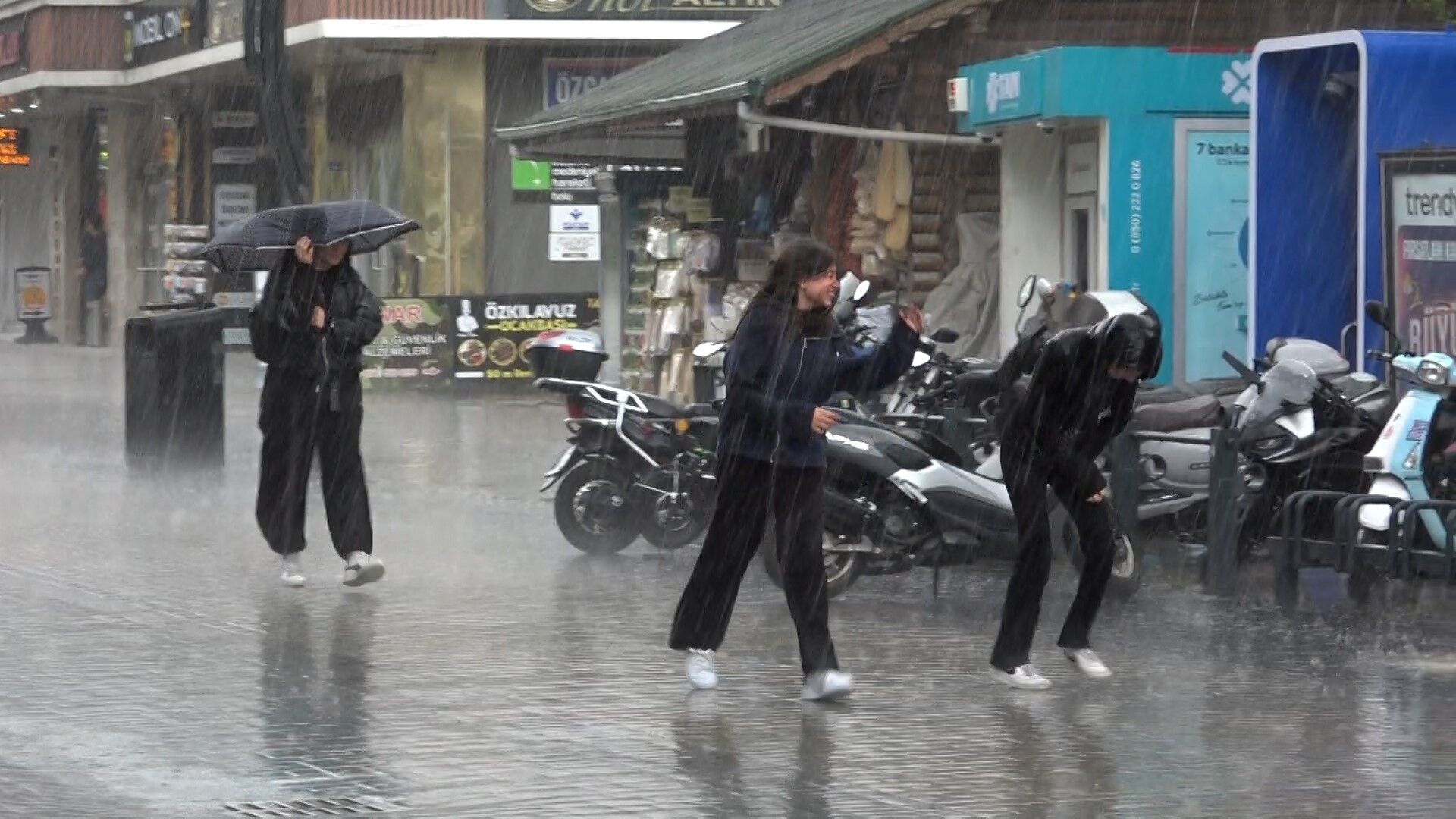 Kuvvetli Sağanak Hayatı Olumsuz Etkiledi (3)