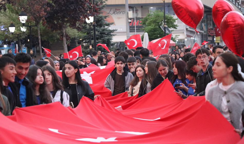 Yüzlerce Bolulu 200 Metrelik Türk Bayrağı Eşliğinde Yürüdü (8)-1