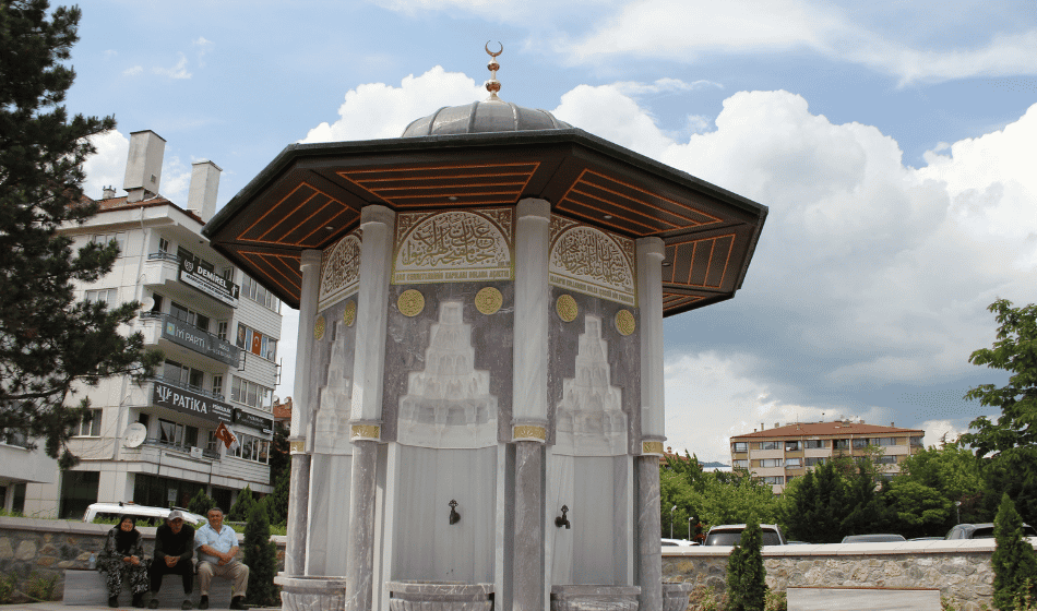 Yangında Kaybettiği Ailesi Için Anlamlı Miras Bıraktı (2)