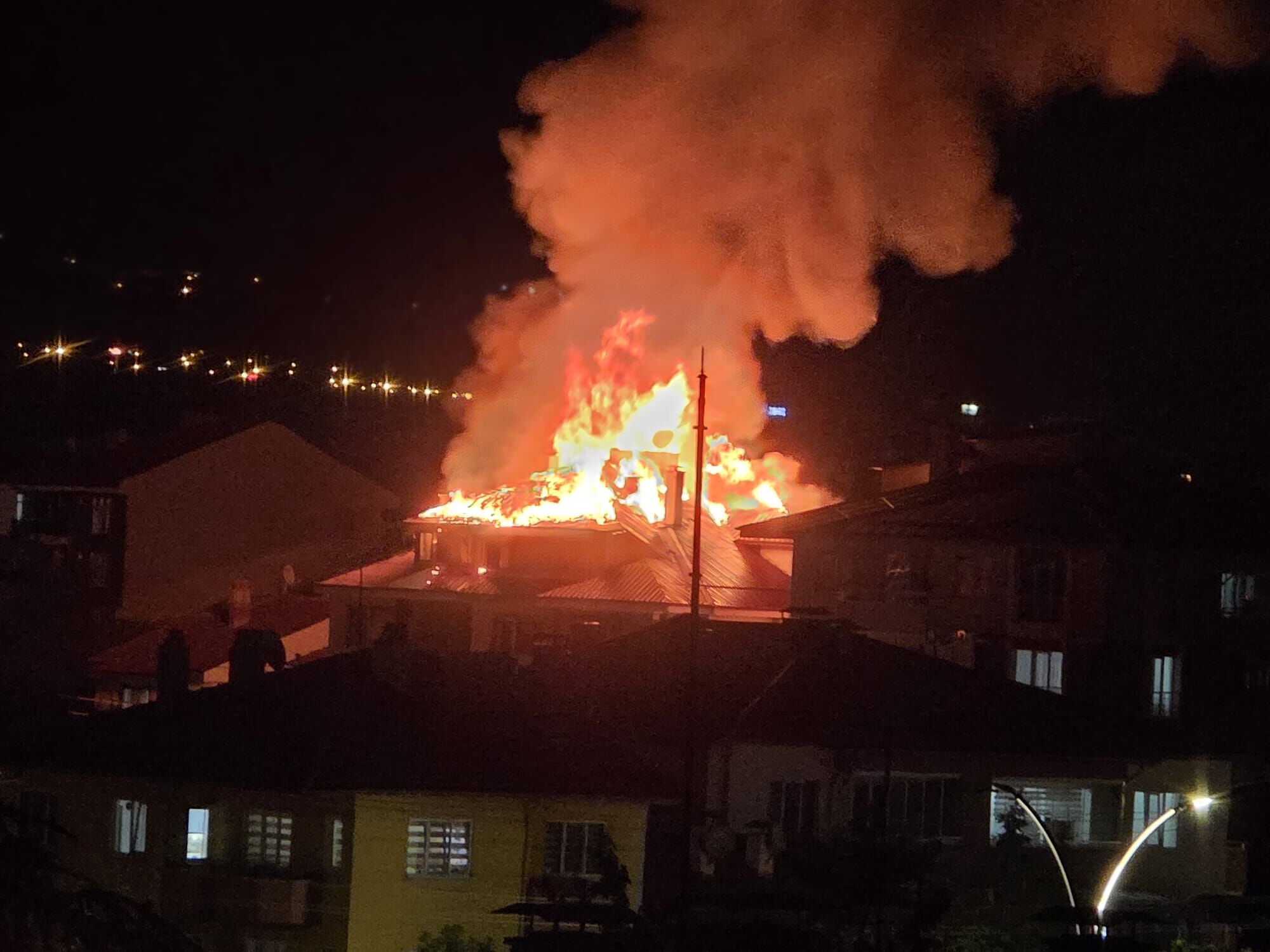 4 Katlı Evde Yangın! Itfaiye Ekipleri Seferber Oldu3