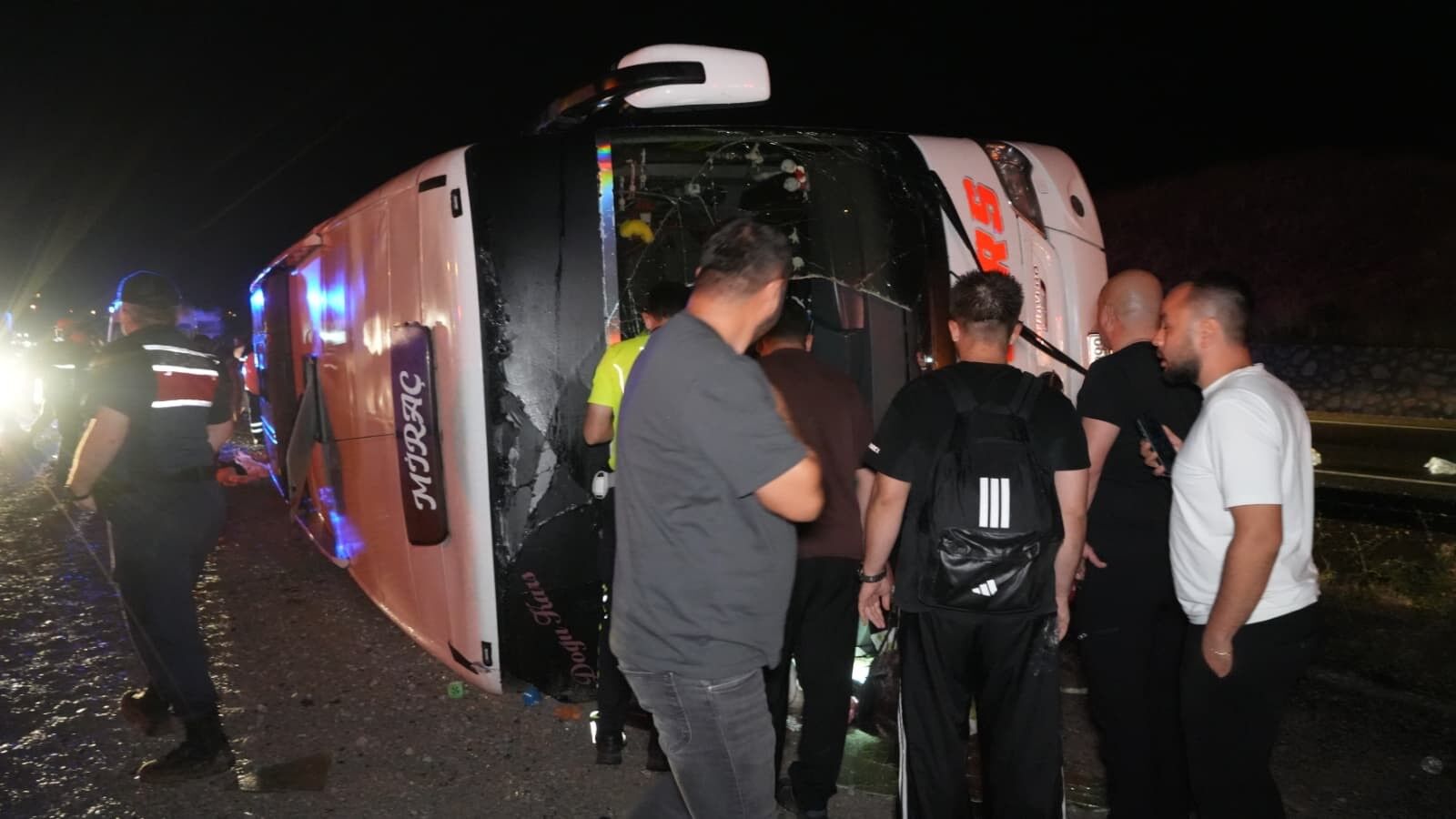 Can pazarı şehirlerarası otobüs devrildi 40 kişi yaralandı