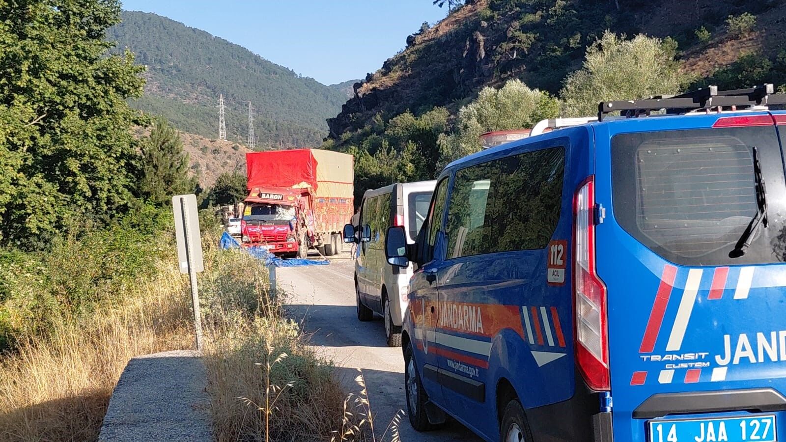 İki Kamyon Kafa Kafaya Çarpıştı Samanlar Yola Saçıldı, 2 Yaralı (5)