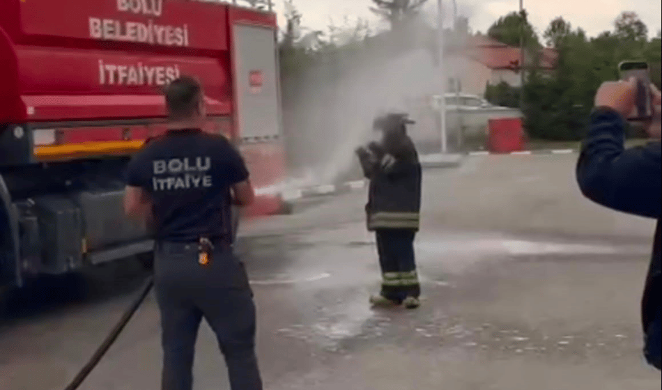 İtfaiye stajının sonu sulu şakayla bitti