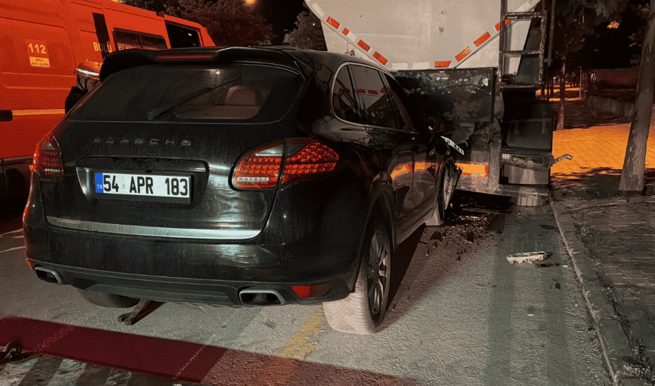 Milyonluk Suv Araç Tıra Arkadan Çarptı 2