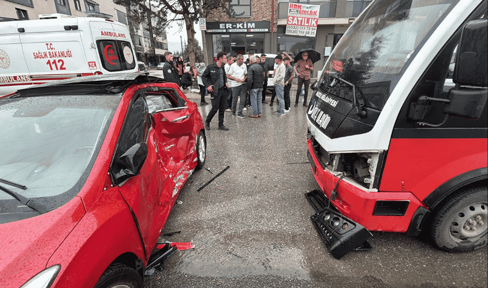 Korkutan kaza Belediye otobüsü araca çarptı 5 yaralı