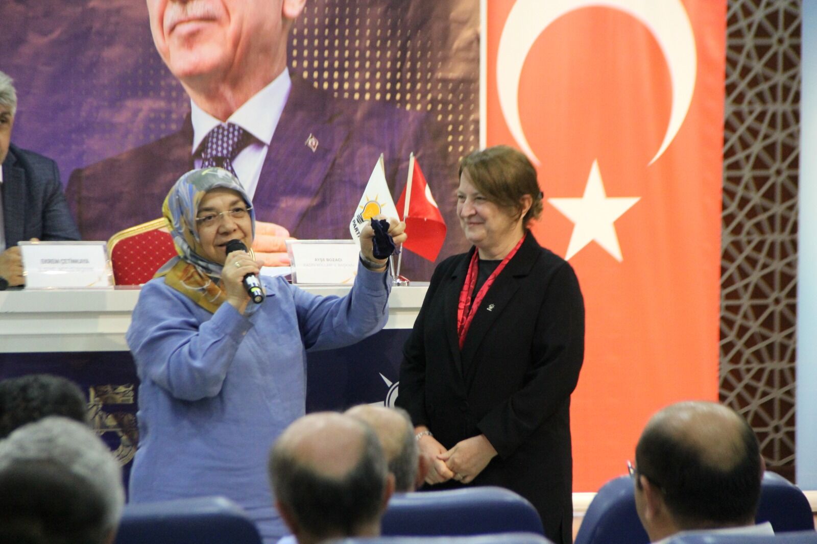 AK Parti’de üye çalışmasına altınlı teşvik