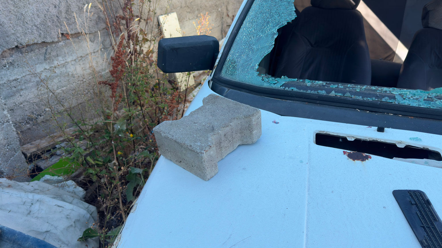 Bolu'da Otomobilin Camlarını Parçaladılar (1)
