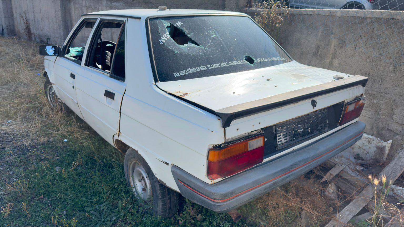 Bolu'da Otomobilin Camlarını Parçaladılar (2)