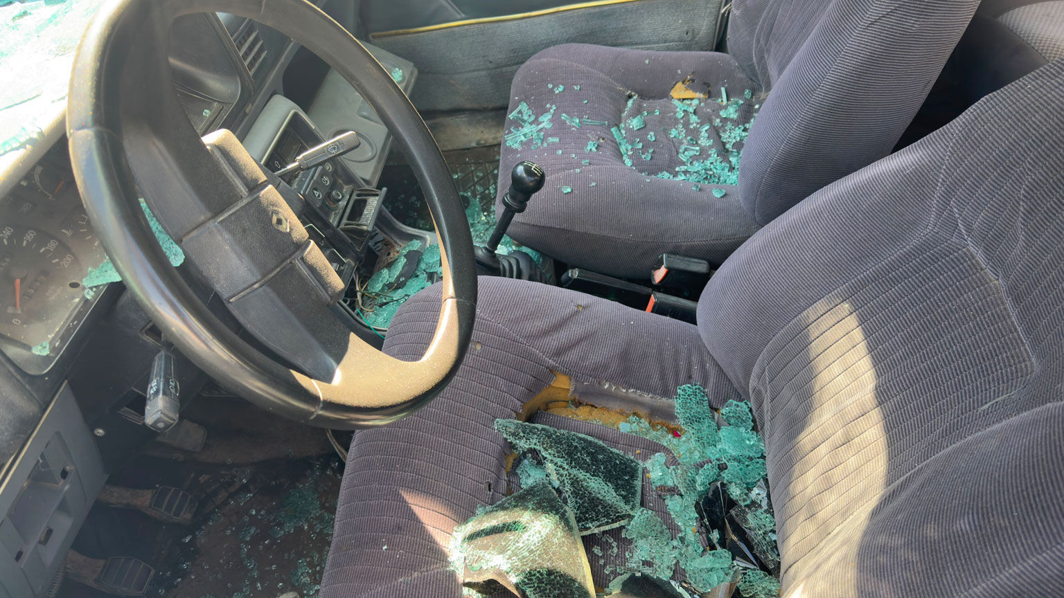 Bolu'da Otomobilin Camlarını Parçaladılar (4)